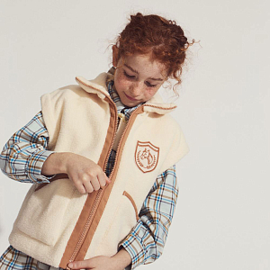 Жилет плюшевый Gingersnaps "Juno Horse Badge", ваниль с карамелью